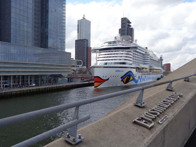 AIDAprima aan de Cruise Terminal Rotterdam naast Erasmusbrug